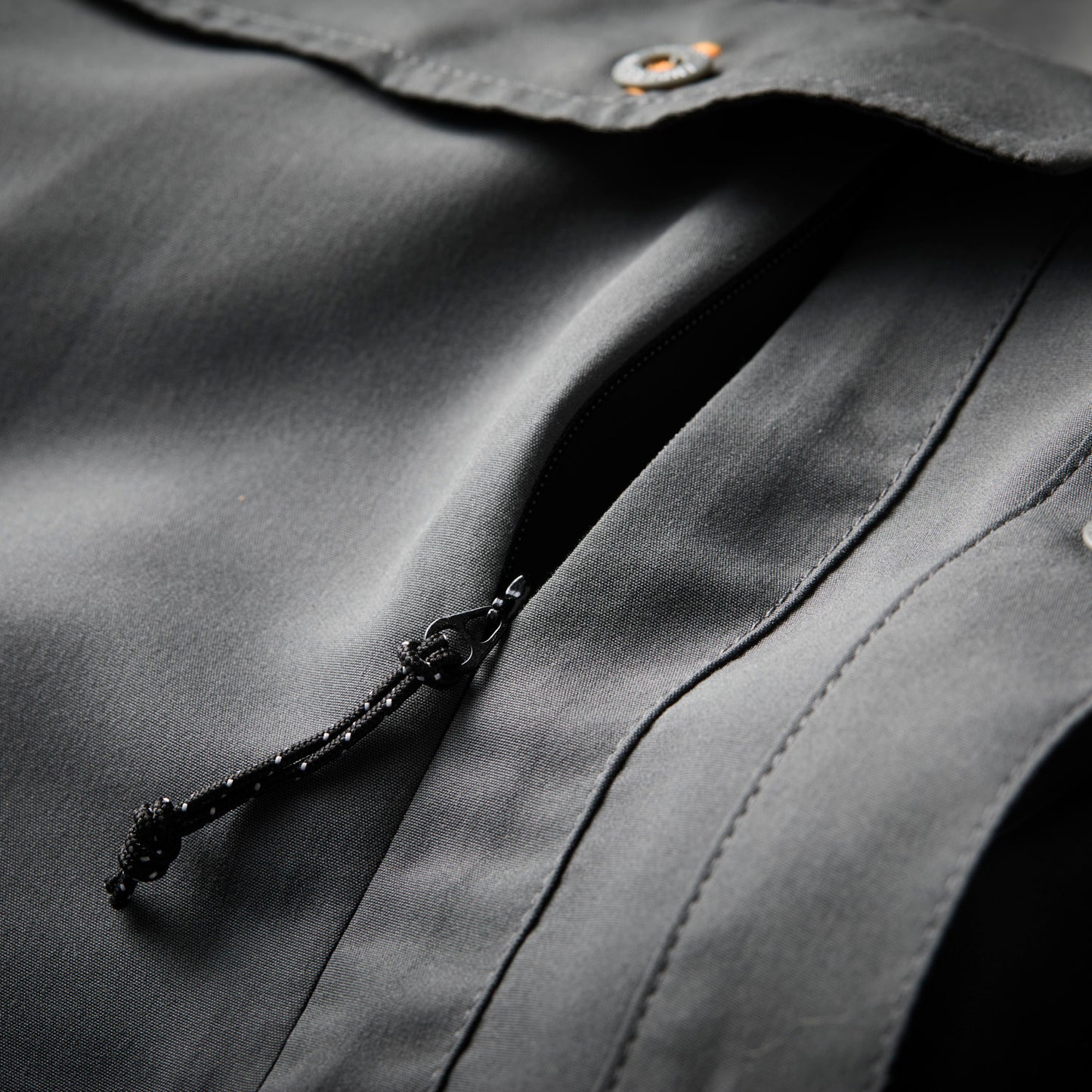 Ezmar-Midweight-Soft-Graa-Geoff-Anderson-Closeup-6.jpg